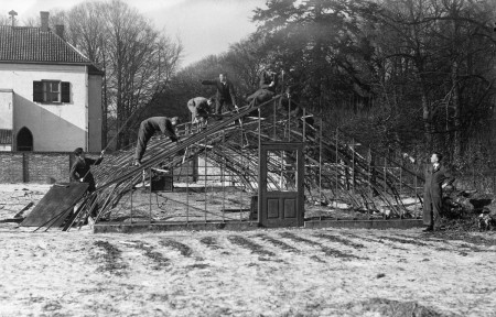 HVB FO 01018  Volkshogeschool Bergen, Cursisten maken een broeikas (1)